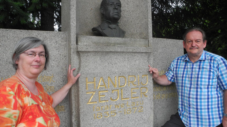 Zu den Stützen des Lohsaer Fördervereins Begegnungsstätte Zejler-Smoler-Haus gehören Gabriele Trentzsch aus Knappenrode und Andreas Löpke aus Hoyerswerda (hier am Handrij-Zejler-Denkmal).