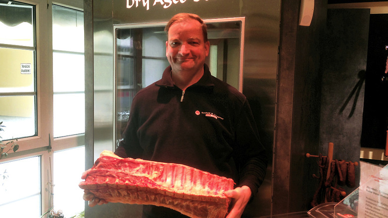 Danilo Dubau vor einem Dry-Aged-Beef-Schrank in der „Senftenberger“ 21.