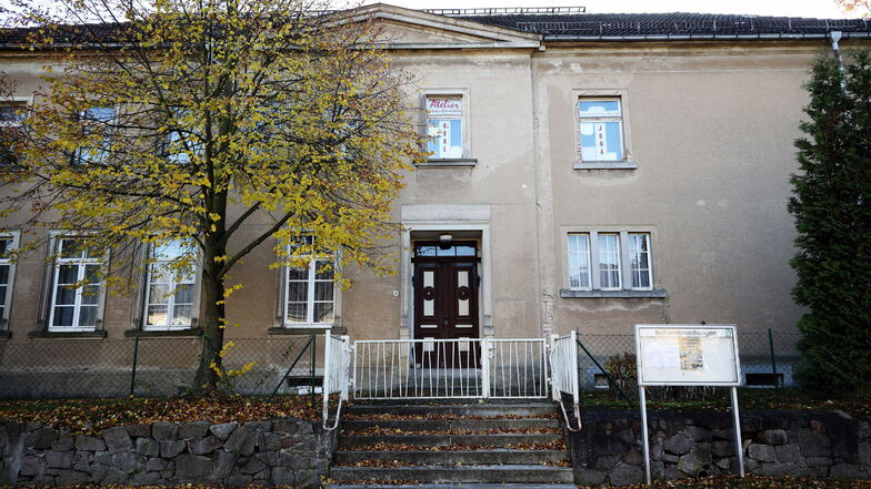 Schule war es mal, Schule soll es werden: In diesem denkmalgeschützten Gebäude im Riesaer Ortsteil Jahnishausen will ein Verein eine Freie Grundschule gründen.