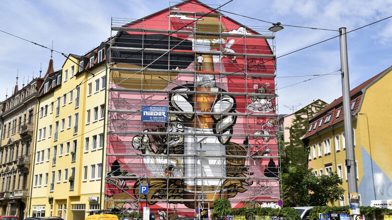 Motiv für Motiv entsteht in diesen Tagen die „Heimatgalerie“ an der Hauswand in der Bautzner Straße 55.