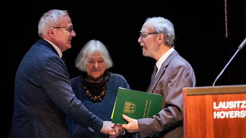 Hoyerswerdas Oberbürgermeister Torsten Ruban-Zeh (links) überreichte Martin und Helene Schmidt die Ehrenurkunde der Stadt Hoyerswerda. Danach trugen sich beide ins Goldene Buch ein.