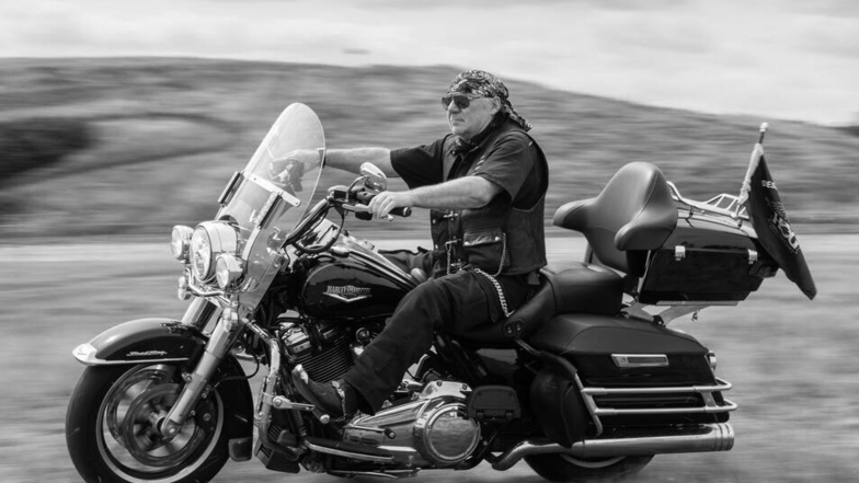 "Das geilste Moped der Welt": Klaus-Dieter Lindeck beim Pressetermin für die Dresden Harley Days 2019 – nur fürs Foto ohne Helm. Hier auf einer schwarzen Harley Road King, die er sich nach seiner geliebten Softail zugelegt hatte.