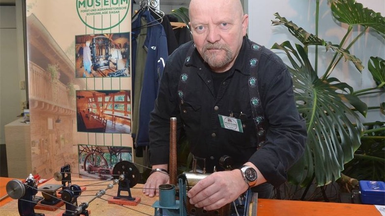 Andreas Trepzik wirbt gemeinsam mit einem weiteren Mitglied des Fördervereins während der traditionellen Dampfmaschinenausstellung um Aufmerksamkeit für das Museum in Sagar.