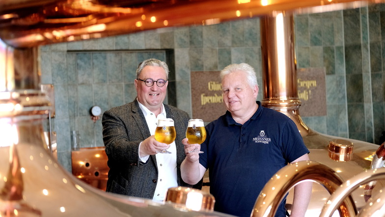 Darauf stoßen wir an: Inhaber Eric Schäffer (l.) und Braumeister Bernd Heitmann freuen sich über den Bundesehrenpreis für ihr Bier.