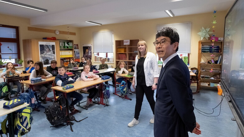Der Gesandte der japanischen Botschaft, Yasuhiro Kitaura, zu Besuch in der Grundschule Reichenberg.