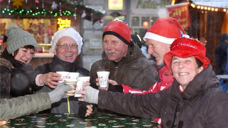 Auch Oberseifersdorfer feierten auf dem Zittauer Weihnachtsmarkt und stießen mit Glühwein an.