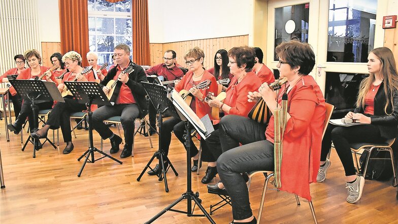 Das Mandolinenorchester aus Tschernitz trat am Sonnabendnachmittag während der Dankeschön Veranstaltung der Kirchengemeinde Schleife als Überraschungsgast auf.