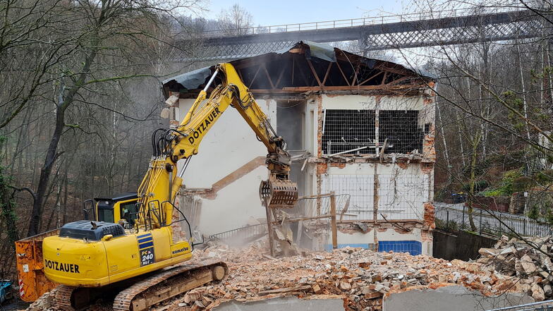 Beim Abbruch des alten Bettenhauses an der Mittweidaer Straße wurde festgestellt, dass die Betonelemente entlang der Stützmauer im Boden bleiben müssen.