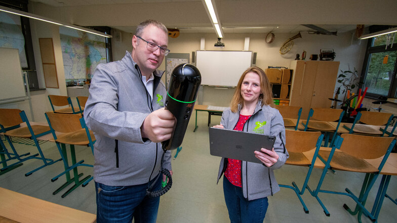 Projektmanagerin Jana Gadow und der Geschäftsführer der Sachsen Digital Consulting GmbH Matthias Hundt mit dem Leica BLK2GO Handheld-Imaging-Laserscanner. Mit diesem können die Unterrichtsräume innerhalb von zwei Minuten vermessen werden.