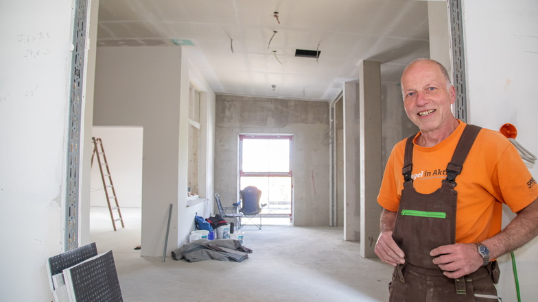 Ulrich Warnatsch, Vorsitzender des Trägervereins Jugendhaus Wartburg, auf der Baustelle für die Kita Samenkorn. Er steht im neu entstandenen Gebäudeteil.