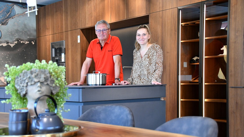 Geschäftsführer Steffen Hillig übergibt schrittweise seine Firma an Tochter Katrin Hillig. Das Küchenhaus in Weixdorf baut aktuell für die TU Dresden.