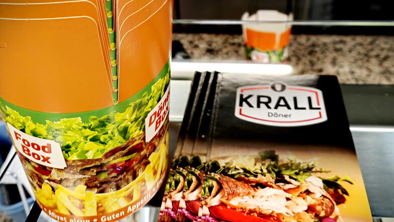 Knapp 40 verschiedene Salate, Kebab, Döner-Teller, Dürüm, Lahmacun und Imbiss-Angebote gibt es im "Krall"-Döner-Bistro an der Kamenzer Nordstraße 36.