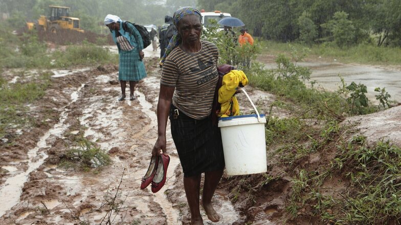 Die Menschen in Simbabwe leiden unter den Folgen der schweren Überschwemmungen, die der Zyklon Idai verursachte. Jetzt droht die Ausbreitung von Cholera.