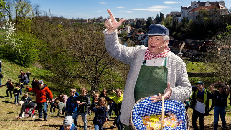 Das traditionelle Eierschieben mit Eierjokel Heiko Harig auf dem Protschenberg in Bautzen lockt immer viele Besucher an.