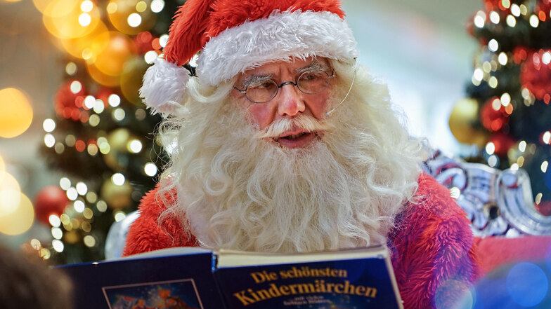 Eberhard Rabovsky schlüpft schon seit fast 20 Jahren ins Weihnachtsmann-Kostüm. Das rote Kostüm des 71-Jährigen hat eine noch viel ältere Geschichte.