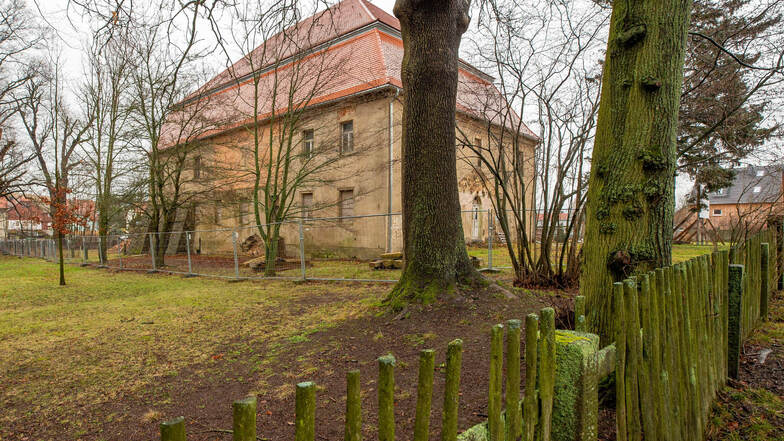 Das Herrenhaus in Oberottendorf bei Neustadt steht noch leer. Wann kauft der ominöse Interessent das Anwesen?