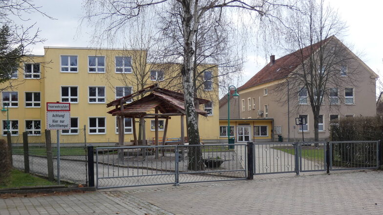 Das Hauptgebäude der Malschwitzer Schule (links) soll bestehen bleiben, der Altbau wird im Zuge der Umnutzung zur Grundschule durch einen neuen Anbau ersetzt.