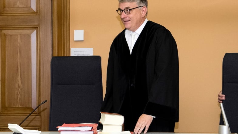 Ulrich von Küster, Richter am Amtsgericht Görlitz, hier ein Archivfoto, hat sich durch einen ganzen Aktenstapel zu kämpfen.