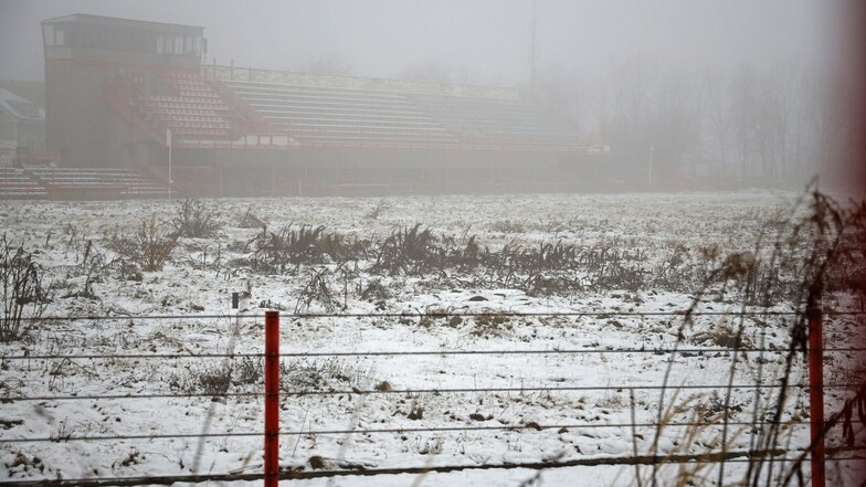 Schnee und Nebel verdecken nur teilweise, dass das Grube-Stadion im Herzen Riesas langsam zuwächst.