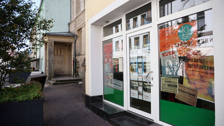 Die Ausstellung befindet sich direkt neben dem Gebäude der Riesaer Bank, Hauptstraße 49.