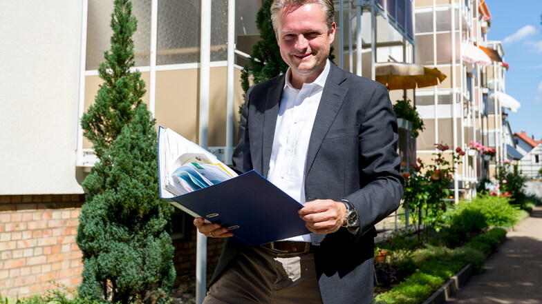 Jens Beck aus Radebeul ist als Sachverständiger von der IHK Dresden für die Bewertung von Grundstücken bestellt und vereidigt.