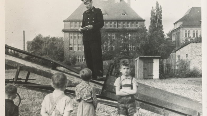 Ohne eine Ansprache ging es nicht. Der erste Vorsitzende der AWG „Deutsche Reichsbahn“ beim ersten Spatenstich 1954.
