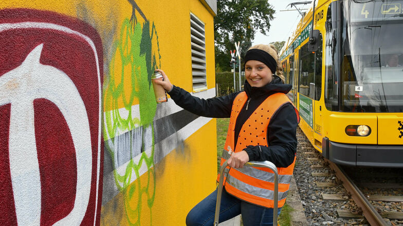 Neben den drei jugendlichen Fans, die die Trafostation an der Endhaltestelle der Linie 4 in Weinböhla gestalteten, war auch Claudia Tenbergen vom Fanprojekt Dresden e. V. bei der Aktion dabei.