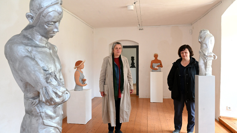Die Bildhauerinnen Christa Donner (links) und Kornelia Thümmel in ihrer Ausstellung im Schloss Lauenstein.