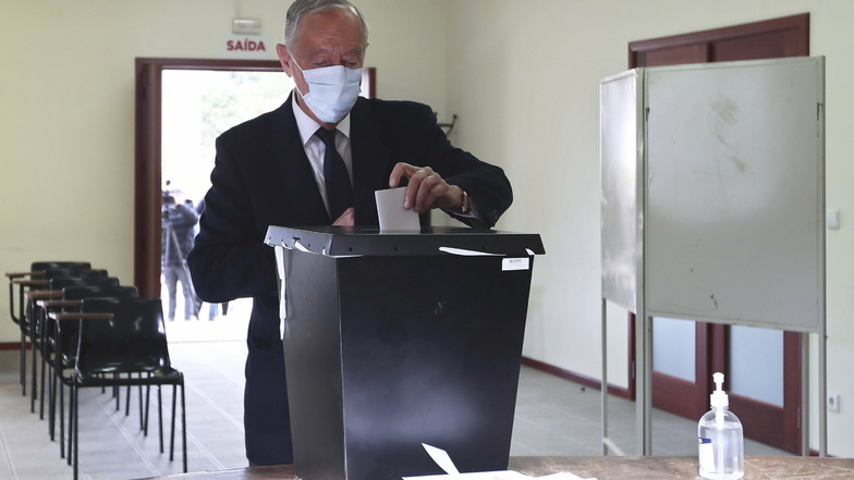 Marcelo Rebelo de Sousa (PSD), Präsident von Portugal und Präsidentschaftskandidat bei der Wahl, gibt seinen Stimmzettel in einem Wahllokal ab.