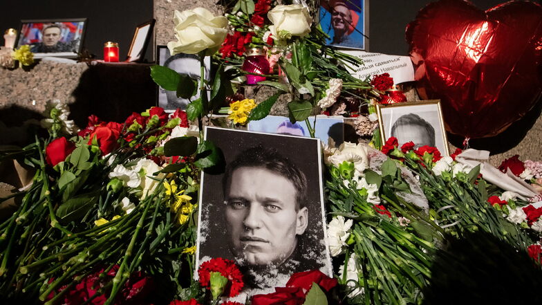 Blick auf eine spontane Gedenkveranstaltung zum Gedenken an den verstorbenen russischen Oppositionellen Nawalny in St. Petersburg. Der Kremlkritiker war am Freitag im Alter von 47 Jahren gestorben.