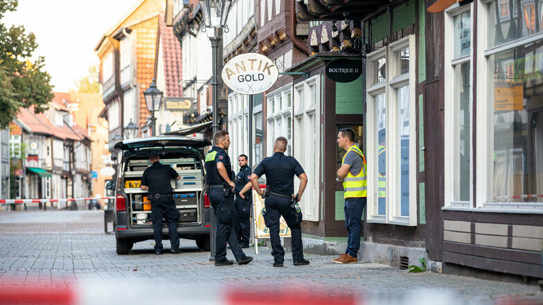 Polizisten sichern den Tatort in der Innenstadt Celles.