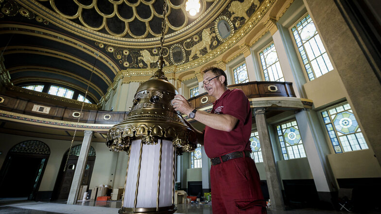 Mario Lorenz hat die Leuchter gebaut und hängt sie mit seinem Team in der Görlitzer Synagoge auf.