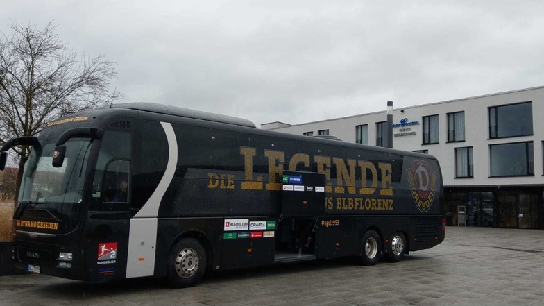 Der Bus steht bereit. Gleich macht sich die Mannschaft auf den Weg vom Hotel ins Stadion.
