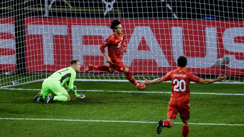 Eljif Elmas (M.) hat gerade zum 2:1 für Nordmazedonien getroffen. Der Stürmer besiegelt damit die erste Niederlage für Bundestrainer Joachim  Löw in der WM-Qualifikation.