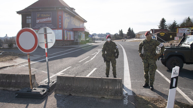 Tschechische Soldaten kontrollieren eine Straße an der Grenze in Zinnwald.