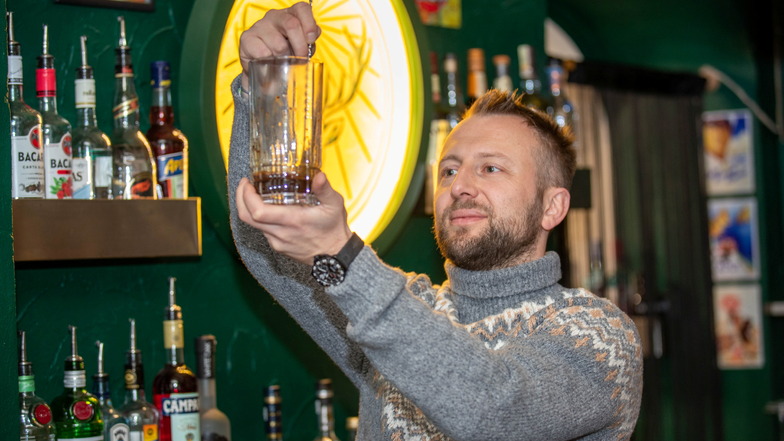 Gerührt, nicht geschüttelt: Sebastian Hering serviert in "Hugos Bar" in Pirna leckere Cocktails. Damit diese im Lockdown auch zu Hause gelingen, hat er ein paar Tricks parat.