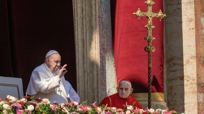Papst Franziskus (l) erscheint am Ende der Ostermesse in der Hauptloge des Petersdoms im Vatikan und spricht den Segen "Urbi et Orbi".