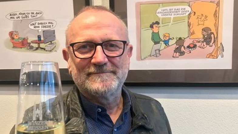 Lutz Richter präsentiert Karikaturen und Cartoons in der Weinerlebniswelt der Winzergenossenschaft Meißen.