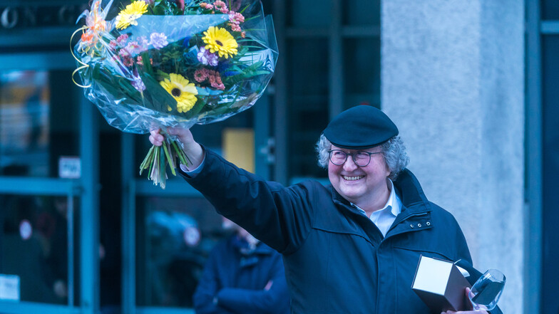 Mit einem Blumenstrauß wurde Professor Patzelt am Montag von einer Gruppe Studenten an der Universität verabschiedet.