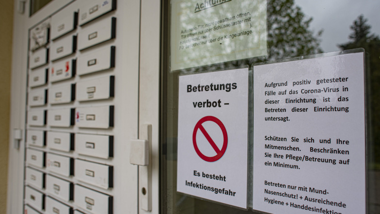 Zum ASB in Kamenz gehört auch ein Gebäude mit 33 altersgerechten Wohnungen. Dort warnt jetzt ein Schild: Betretungsverbot - Es besteht Infektionsgefahr.