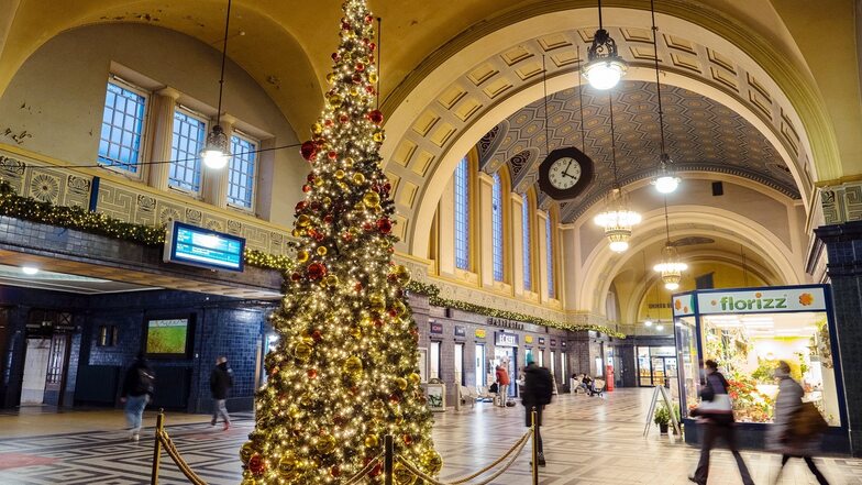 Im Görlitzer Bahnhof erfreut dieser Weihnachtsbaum die Passanten. Er ist nicht ganz so groß wie der im Dresdener Bahnhof, aber schön ist er auch.