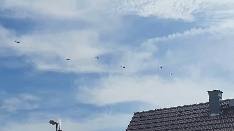 16 Militärhubschrauber fliegen über Dresden