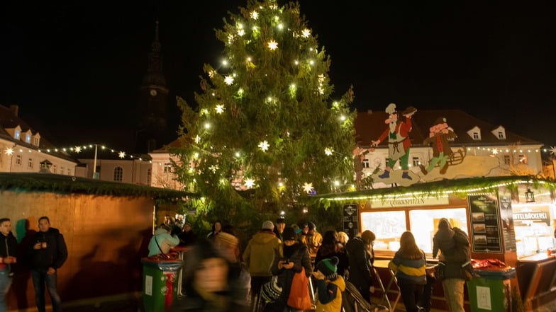 Gleich nun, ob mit oder ohne Schnee: Der Großenhainer Weihnachtsmarkt erfreut sich jedes Jahr größter Beliebtheit. Ein Hingucker ist immer der mit Herrnhuter Sternen geschmückte Baum.