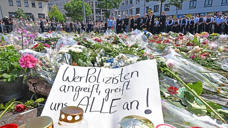 Tränen, Wut, Sorge: Menschen gedenken des toten Polizisten in Mannheim