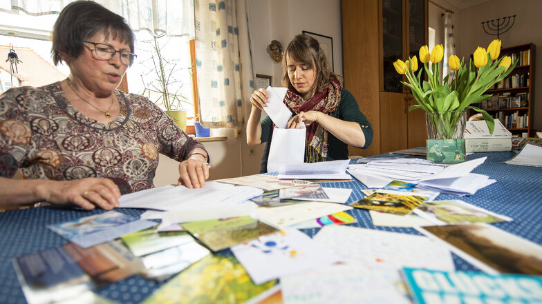 Eva Nees (l.) und Anne Bergmann beim Sortieren der aktuellen Post für Senioren.