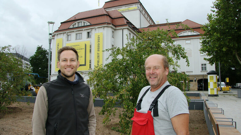 Der städtische Projektleiter Erik Lorenz (l.) und Polier Ingo Sparmann freuen sich, dass die Promenade vor dem Schauspielhaus pünktlich fertig geworden ist.