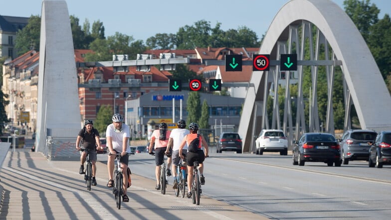 Immer mehr Radfahrer nutzen die breiten Wege auf der Waldschlößchenbrücke in Dresden. Im vergangenen Jahr waren es über 1,2 Millionen. Hier hat es sich ausgezahlt, dass die Stadt bei dem Neubau breite Geh- und Radwege geplant hat.