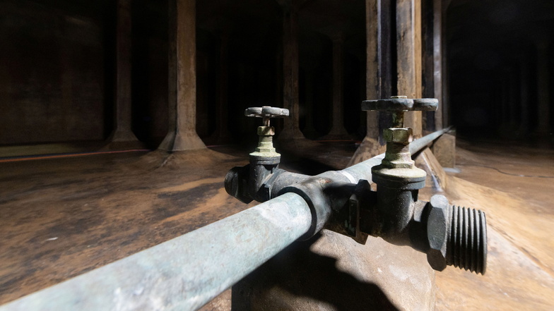 Sowohl Rohre als auch Wasserhähne im Hochbehälter stammen noch von 1929 und sind völlig intakt. Schließlich sind sie, außer bei der jetzigen Sanierung, ständig von schützendem Wasser umschlossen.