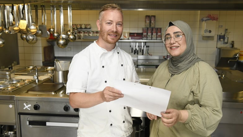 Küchenchef Andrè Ullmann ist froh über die Hilfe von Niga Hama Saeed aus dem Irak. Beide arbeiten in der Seniorenpflege Solarpark in Freital.