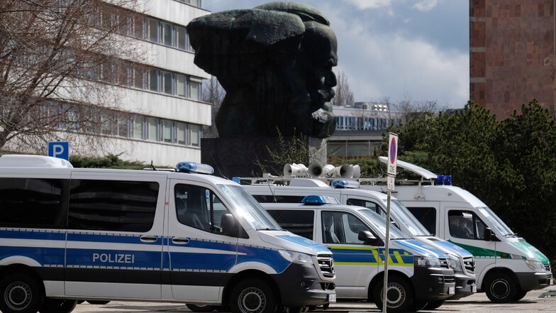 Polizeifahrzeuge stehen Ende März bei einer Demo gegen die  Coronapolitik am "Nischel" in Chemnitz.  S